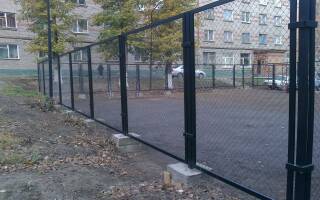 Металлический забор для спортивной площадки