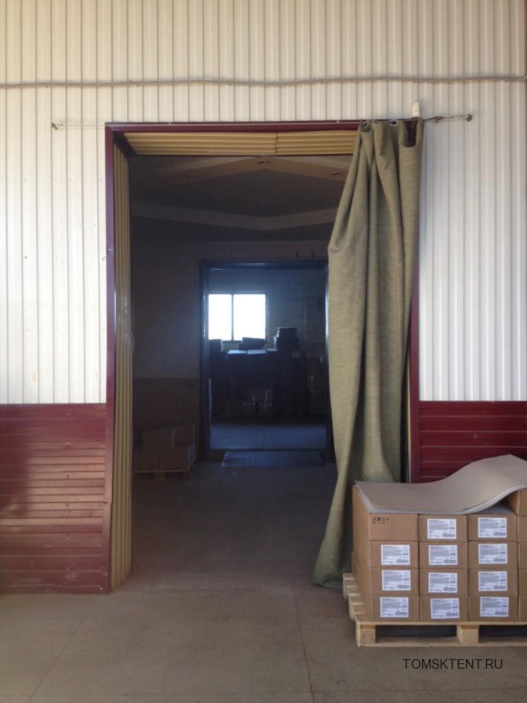 Брезентовая штора на дверной проем складского помещения